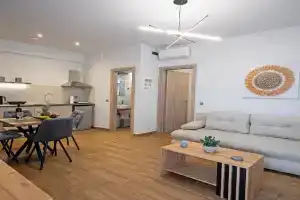 Gina's Apartments, Spata