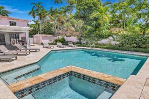 Stunning Tropical Getaway Steps To The Beach with Pool Guest house, Hollywood