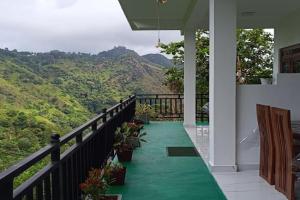 The Cloud Heaven Hotel, Ella