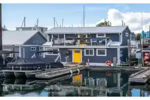 Cozy modern floating home next to Lonsdale Quay Guest house, North Vancouver