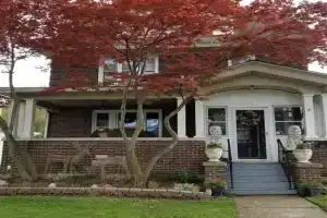 Spacious 6-bedroom house in charming with AC, Niagara Falls