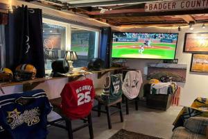 Game-Night Garage + Fire Pit + Grill Guest house, Milwaukee