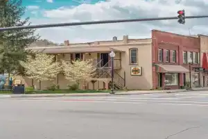 Downtown Duo - The Loft & The Den Apartments, Bryson City