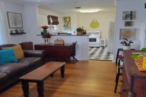 2BR Urban Retreat Near Downtown Guest house, Lafayette