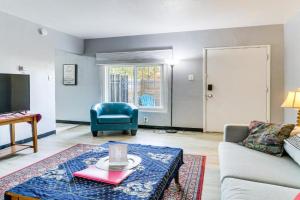 1 Mi to UNM! Home with Fire Pit and BBQ Guest house, Albuquerque
