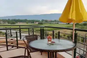 Penelope Rooms, Leptokaria