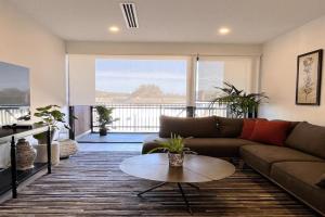 Stylish CBD Retreat with 3BR,3BA,Balcony,2 Parking Villa, Adelaide