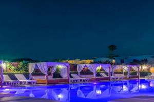 Chandris Apartments, Kavos