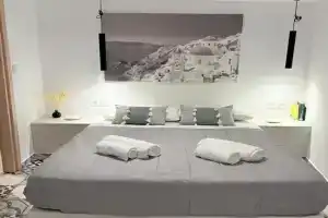 Fira Basement Studios, Fira