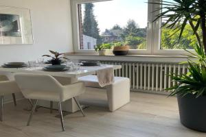 Spacious 65sqm private flat, New and fully equipped kitchen with dining room, Direct Bus to Messe, Krefeld