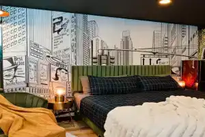 Mix mid-century modern by the Strip, Big TVs, King Bed, fast WiFi perfect for work or leisure Apartments, Las Vegas