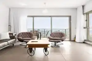 Stunning 4BR Penthouse with Balcony & Sea Views, Netanya
