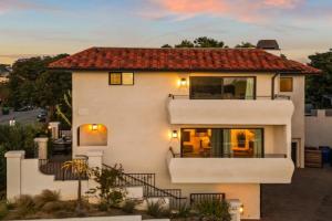 2 Condos Steps to the Beach Hot Tub Trestles Trailhead Duo by AvantStay Guest house, San Clemente