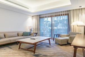3BR Family Residence with Distant Sea View and Assistant Room, Just Minutes from Pristine Beaches, The Address Residences Block A, by Deluxe Holiday Homes, Al Aqah