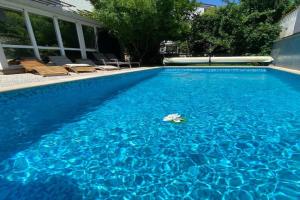 Villa Akebono with pool & FREE private parking, Pula