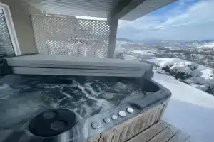 20 KLM from SilverStar with private Hot Tub Apartments, Vernon
