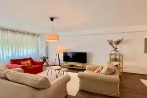 Bright and Cozy - 2 Bedroom & Free Parking, Pristina