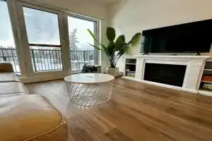 Golden Moments Apartments, Golden