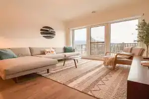 Oso Skyview Suite - DT modern 2 bed, 2 bath Apartments, Golden