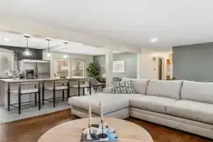 Nall Hills Gem! Great location & new interior! Guest house, Overland Park