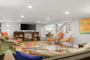 Charming 4BR Bungalow - Steps to Clarendon METRO Apartments, Arlington