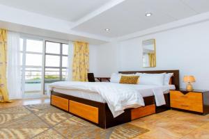 DSJ Residence Shared Kitchen And Seating Area 25 min From Airport Apartments, Dar es Salaam