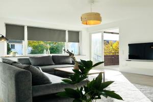 Rabenberg Duo- 12 Personen- 2 Bäder- 2 Küchen- Parkplatz- Terrasse- Balkon Apartments, Wolfsburg