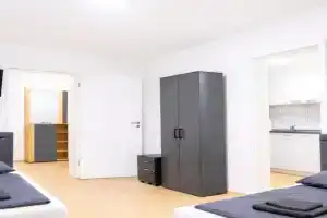 LETA Homes - Komfortable FeWo mit Traumbalkon Apartments, Straubing