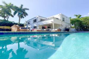 Family Pool Retreat 3 BR House for more than 8 Guests, Hollywood