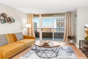 High-Rise Skyline Suite Sleeps 5 Steps to SQ1 Apartments, Mississauga