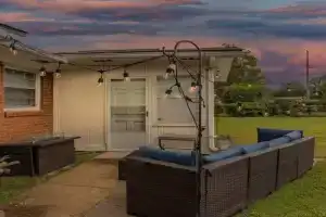 Spacious Backyard • Alfresco Dining • Pet Friendly Guest house, Savannah