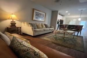 Cozy 2BR Townhome with Parking Near Hotspots Apartments, Valdosta