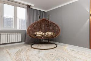 Myagkoe gnyozdyshko s kreslom u Han-Shatyra Apartments, Astana