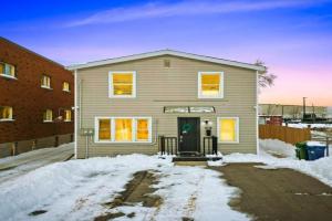 6BR Family Friendly Retreat, Separate Floors, 5 Minutes Walk to The Fallsview with Free Parking & Wine Guest house, Niagara Falls