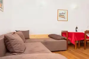 Lovely Apartment In With Wifi, Zivogosce