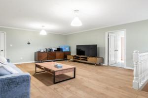 Stylish 1BR Suite with Private Entrance in Apartments, Richmond