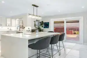 Spacious 5BR Retreat with Private Suite Sleeps 12 Guest house, Mississauga