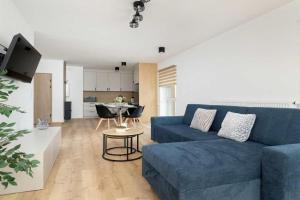 Modern Apartment with Parking and Balcony near the City Center by Noclegi Renters, Katowice