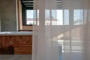 Ola Hotel, Lara
