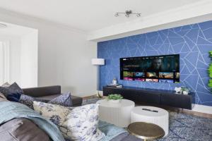 Stylish 3br Condo - Parking - 65 TV Apartments, Mississauga