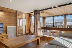 Cozy Renovated with Panoramic Mountain View Stay Apartments, Val Thorens