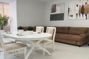 LUX dvuhkomnatnaya v tsentre Apartments, Pavlodar