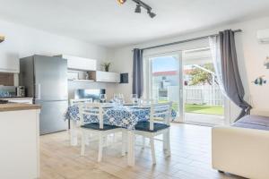 Stella Marina Beach House - a short walk from the sea, Isola Rossa