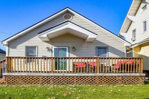 Pet-Friendly Home 2 Mi to Downtown! Guest house, Des Moines