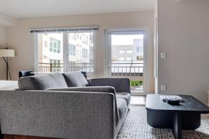 Blueground West balcony nr Park SEA-972 Apartments, Bellevue