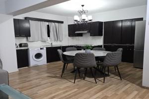 Serenity Home - Holiday Apt Larnaca Apartments, Larnaka