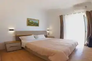 Mateo Rooms, Himare