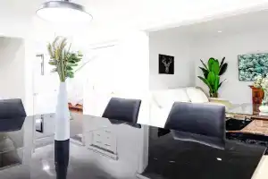 Large Family Duplex for 10 Guest with 2 private Parking, Laval