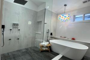 Chic Luxe Spa Retreat Light Filled King Bed Garage Apartments, Chicago