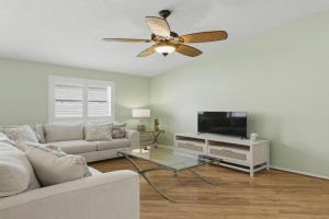 Cozy 2BR Mins to Lake Sumter Landing and Brownwood Paddock Square with BBQ, Workspace, Murphy Bed Guest house, The Villages